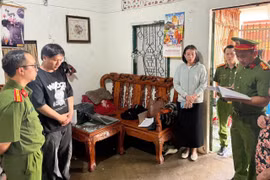 Đối tượng Thiện (thứ 2 từ trái sang) bị tạm giam vì chiếm đoạt 23 triệu đồng tiền hàng.