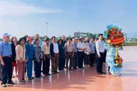 Ban liên lạc những người kháng chiến tỉnh Gia Lai dâng hoa tại Tượng đài Nguyễn Sinh Sắc - Nguyễn Tất Thành.