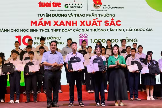Chương trình “Những mầm xanh sau bão” trao học bổng tiếp sức cho học sinh giỏi vùng bão lũ