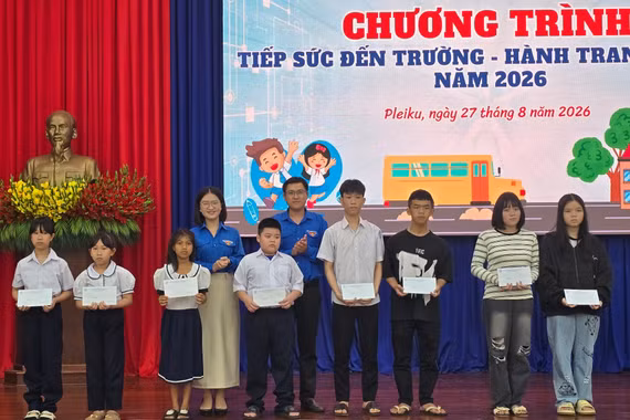 Đoàn, Hội, Đội trao quà và học bổng giúp học sinh khó khăn yên tâm trước ngày đến trường năm học 2026-2027