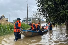 Mưa lớn kéo dài, lũ trên các sông ở Quảng Ngãi lên cao
