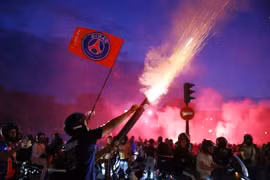 Cảnh Paris hỗn loạn trong đêm PSG đăng quang Champions League