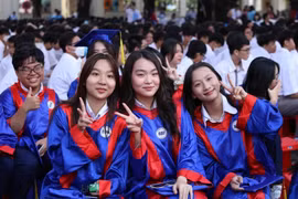 Học sinh Trường THPT chuyên Lê Hồng Phong (quận 5, TP. Hồ Chí Minh) trong lễ khai giảng năm học mới. Ảnh: Hoàng Giang/Nguồn: PLO