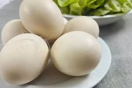 Người cholesterol máu cao và tăng huyết áp ăn được trứng không?