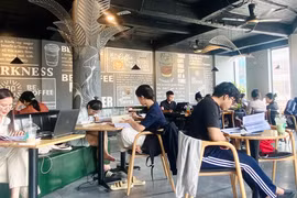 Vì sao người thu nhập thấp lại càng đi cà phê nhiều?