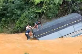 Thót tim cảnh nhiều người chới với trên mui xe tải bị lũ cuốn ở Đà Lạt