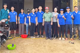 Chị Rơ Châm Lợi (thứ 3 từ trái sang) duy trì hoạt động rửa xe gây quỹ ủng hộ cho học sinh và người dân khó khăn xã Ia Yok trong năm 2024 (ảnh nhân vật cung cấp).