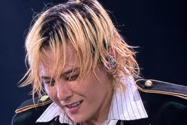 Big Bang làm 'nổ tung' Mỹ Đình, G-Dragon đập đàn gây sốc