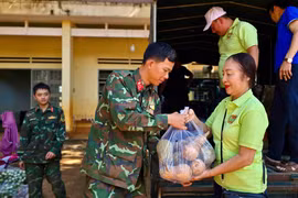 Hội Nông dân phường Hội Thương trao tặng nhu yếu phẩm cho cán bộ, chiến sĩ Trung đoàn 48 (Sư đoàn 320, Quân đoàn 34). Ảnh: C.H