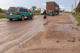 Sau mưa lớn, QL 19 xuất hiện nhiều điểm mất an toàn 