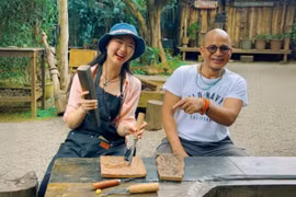 Du khách thích thú với trải nghiệm tại chương trình “Gỗ kể chuyện đại ngàn”