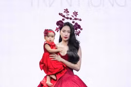 Ngô Thanh Vân lần đầu đưa con lên sàn diễn thời trang