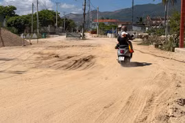 Đường thi công dang dở, dân chịu khổ