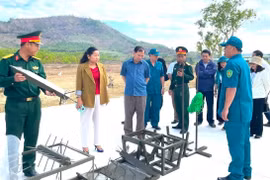 Lãnh đạo Huyện ủy Đak Pơ tham quan mô hình huấn luyện quân sự tại Trung tâm huấn luyện, Ban Chỉ huy Quân sự huyện. Ảnh: N.M