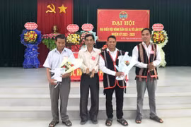 Khen thưởng các cá nhân có thành tích trong công tác Hội và phong trào nông dân cơ sở tại xã Ia Tô. Ảnh: T.N