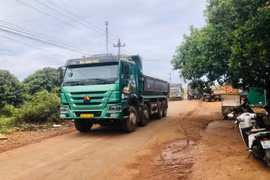 Bất an vì xe chở vật liệu lưu thông trên đường dân sinh