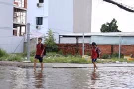 Mưa lớn, ngập sâu: Khi nào trường có thể cho học sinh học trực tuyến?