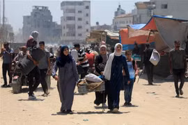 Người dân Palestine sơ tán khỏi khu vực phía Đông TP. Khan Younis, miền Nam Dải Gaza ngày 2-7-2024 (ảnh nguồn TTXVN)