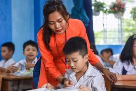 Giảm áp lực giáo viên, đừng dừng ở chỉ đạo
