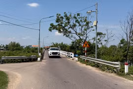 Cần khôi phục biển báo và kiểm soát tải trọng xe qua cầu Tuân Lễ