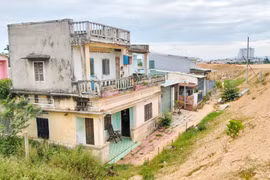 Nhà dân nứt, sụt lún gần dự án đường đang thi công