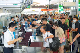 Khách bay nội địa làm thủ tục đợt cao điểm tại Sân bay Nội Bài. Ảnh Phan Công. Nguồn NLĐO