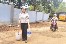 Ngôi trường vùng biên chật vật vì thiếu nước sinh hoạt