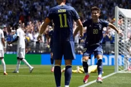 Bosnia thắng đậm Qatar, chờ vé vớt vòng 1/16