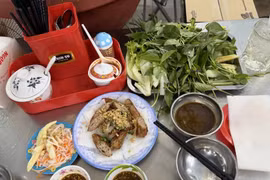 Cuối hè, du khách Việt chuộng du lịch biển và săn món ngon địa phương