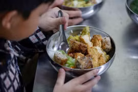 Để bữa ăn học đường 'sạch' và 'đủ'
