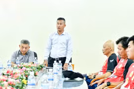 Ông Đinh Hồng Vinh gặp mặt cán bộ, nhân viên, ban huấn luyện và các cầu thủ CLB Quy Nhơn United