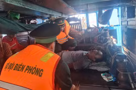 Đồn Biên phòng Tam Quan Nam kịp thời đưa thuyền viên tàu cá vào bờ cấp cứu