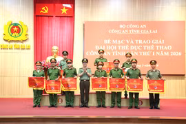 Ban tổ chức trao thưởng cho các tập thể đạt thành tích cao tại lễ bế mạc Đại hội TDTT Công an tỉnh Gia Lai lần thứ I.