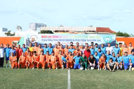 Các cựu cầu thủ tham gia giao lưu bóng đá chào mừng ngày sáp nhập tỉnh Gia Lai (mới) trong tinh thần gắn kết.