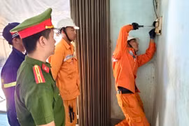Trao thiết bị phòng cháy chữa cháy cho 32 hộ dân có hoàn cảnh khó khăn. 