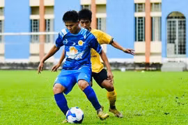 Một pha bóng trong trận đấu tập giữa CLB Quy Nhơn United (áo xanh) với Đại học Văn Hiến.