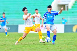 Bỏ lỡ nhiều cơ hội, Quy Nhơn United trắng tay trong ngày chia tay sân nhà. 