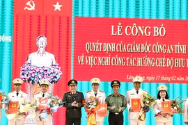 Công an Lâm Đồng trao quyết định nghỉ công tác, hưởng chế độ hưu trí cho 21 cán bộ