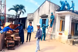 Thanh niên xã Phù Cát xung kích tham gia xây dựng nông thôn mới