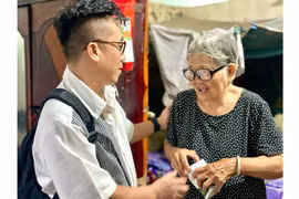 Anh Nguyễn Hoàng Nam tặng quà cho bà Trần Thị Kim Sa (thị trấn Đak Đoa). Ảnh: P.D