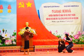 Ngoài truyền thông tại cộng đồng, các trường THCS, THPT trên địa bàn tỉnh cũng lồng ghép tuyên truyền chủ đề về dân số và phát triển, chăm sóc SKSS cho học sinh. Ảnh: N.N