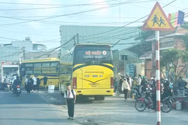 Bến xe tự phát gây mất an toàn giao thông ở Tuy Phước Đông 