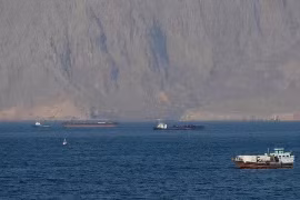 Iran đóng cửa eo biển Hormuz, bắn cảnh cáo tàu đi sai luồng