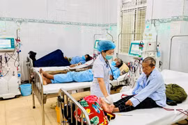 Không để người nghèo đơn độc trên hành trình chữa bệnh - Kỳ 1: Nỗi lo của bệnh nhân nghèo