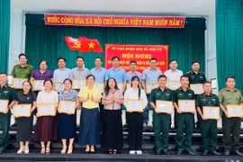 Chủ tịch UBND xã Đak Pơ tặng giấy khen cho 6 tập thể và 21 cá nhân có thành tích xuất sắc trong thực hiện nhiệm vụ diễn tập