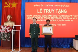 Thừa ủy quyền của Chủ tịch nước, Trung tướng Lê Minh Quang-Chính ủy Quân đoàn 34 trao Huân chương Dũng cảm cho gia đình Thượng sĩ Kpă Thiêp