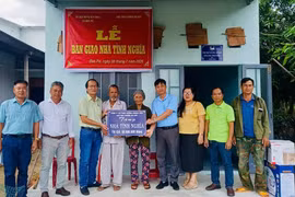 Bàn giao 2 căn nhà tình nghĩa cho hộ có hoàn cảnh khó khăn ở xã Đak Pơ