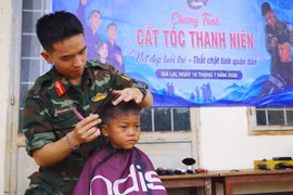 Đoàn viên, thanh niên Trung đoàn Thông tin 29 cắt tóc miễn phí cho thiếu nhi xã Ia Băng