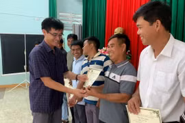 Bế giảng lớp tập huấn chuyển đổi và quản lý sản xuất sầu riêng, cà phê theo tiêu chuẩn hữu cơ