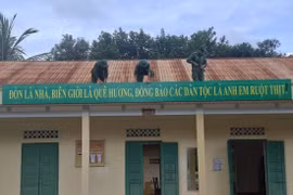 Cán bộ, chiến sĩ của Đồn Biên phòng Ia Mơ củng cố hệ thống biển bảng trong đơn vị. Ảnh: N.T